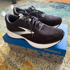 Brooks Revel 4 ✨NWT✨ S- 8 1/2  Black/Oyster/Silver